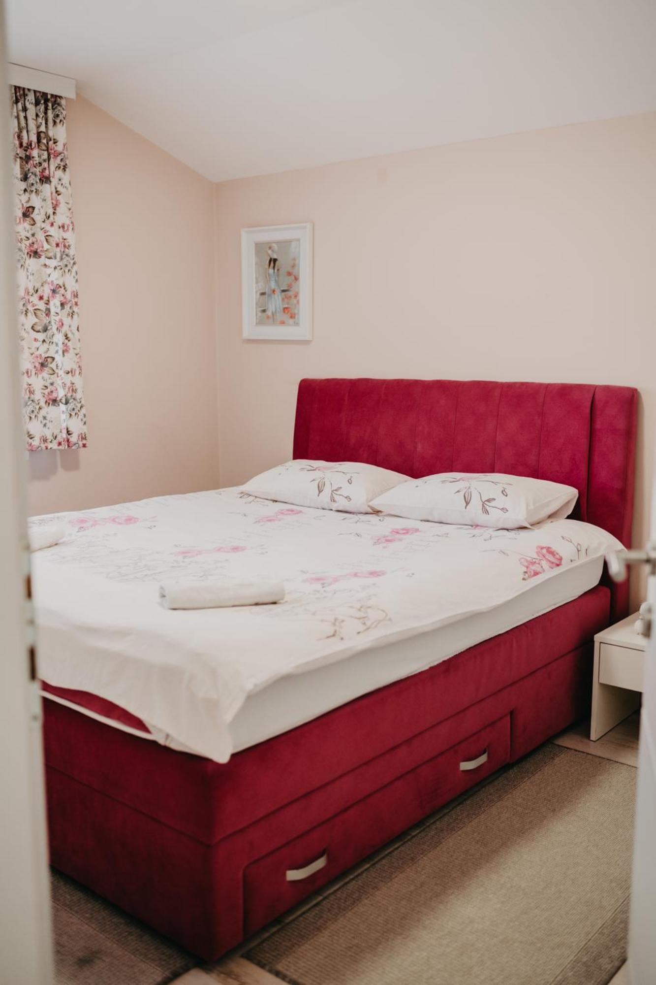 Prenociste Park Bed & Breakfast Modrica Bagian luar foto