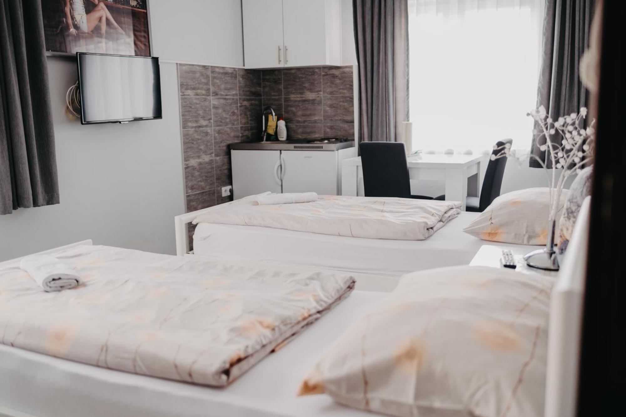 Prenociste Park Bed & Breakfast Modrica Bagian luar foto