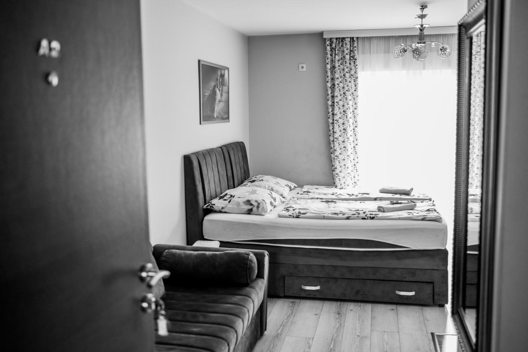 Prenociste Park Bed & Breakfast Modrica Bagian luar foto