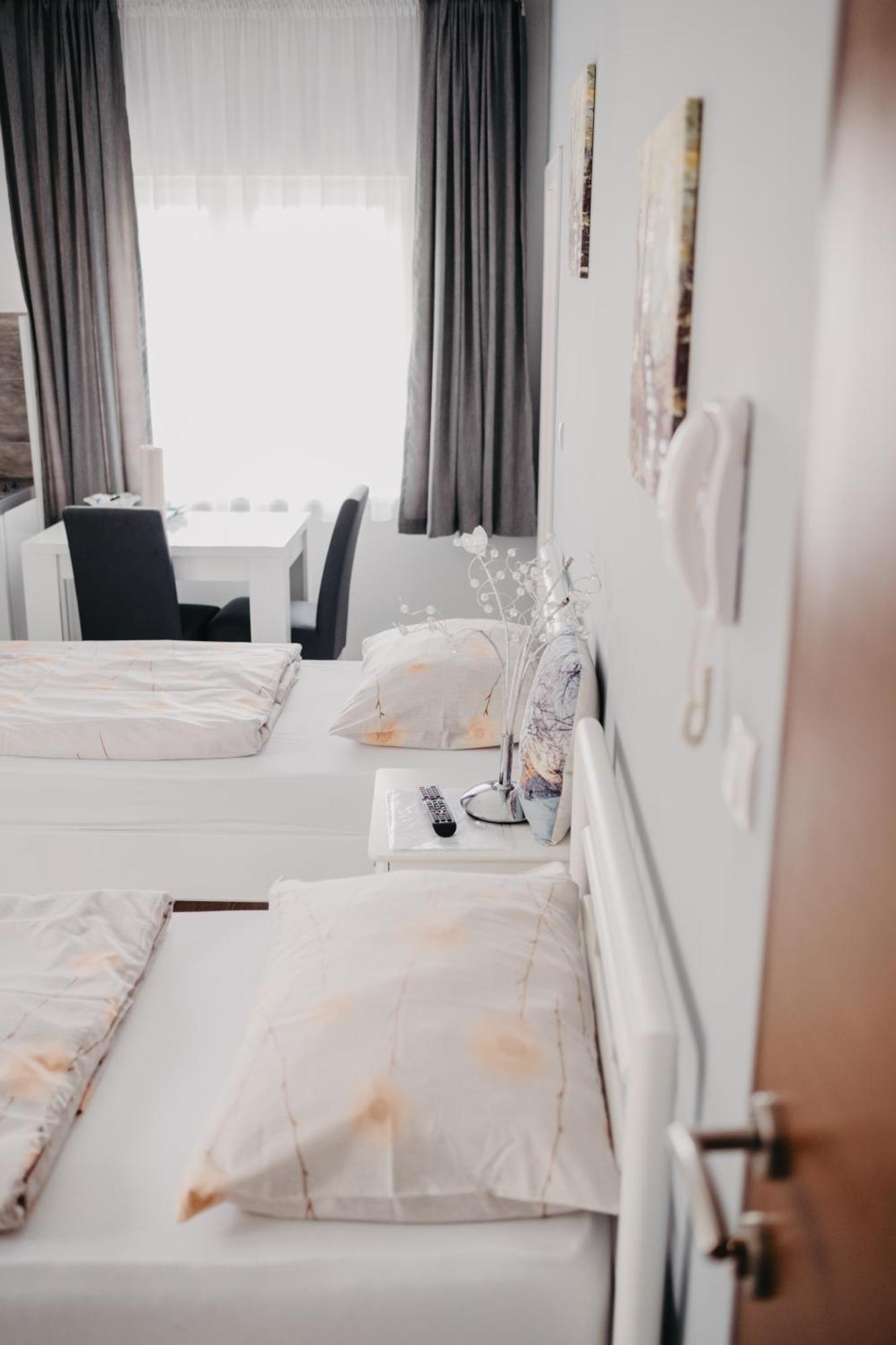 Prenociste Park Bed & Breakfast Modrica Bagian luar foto