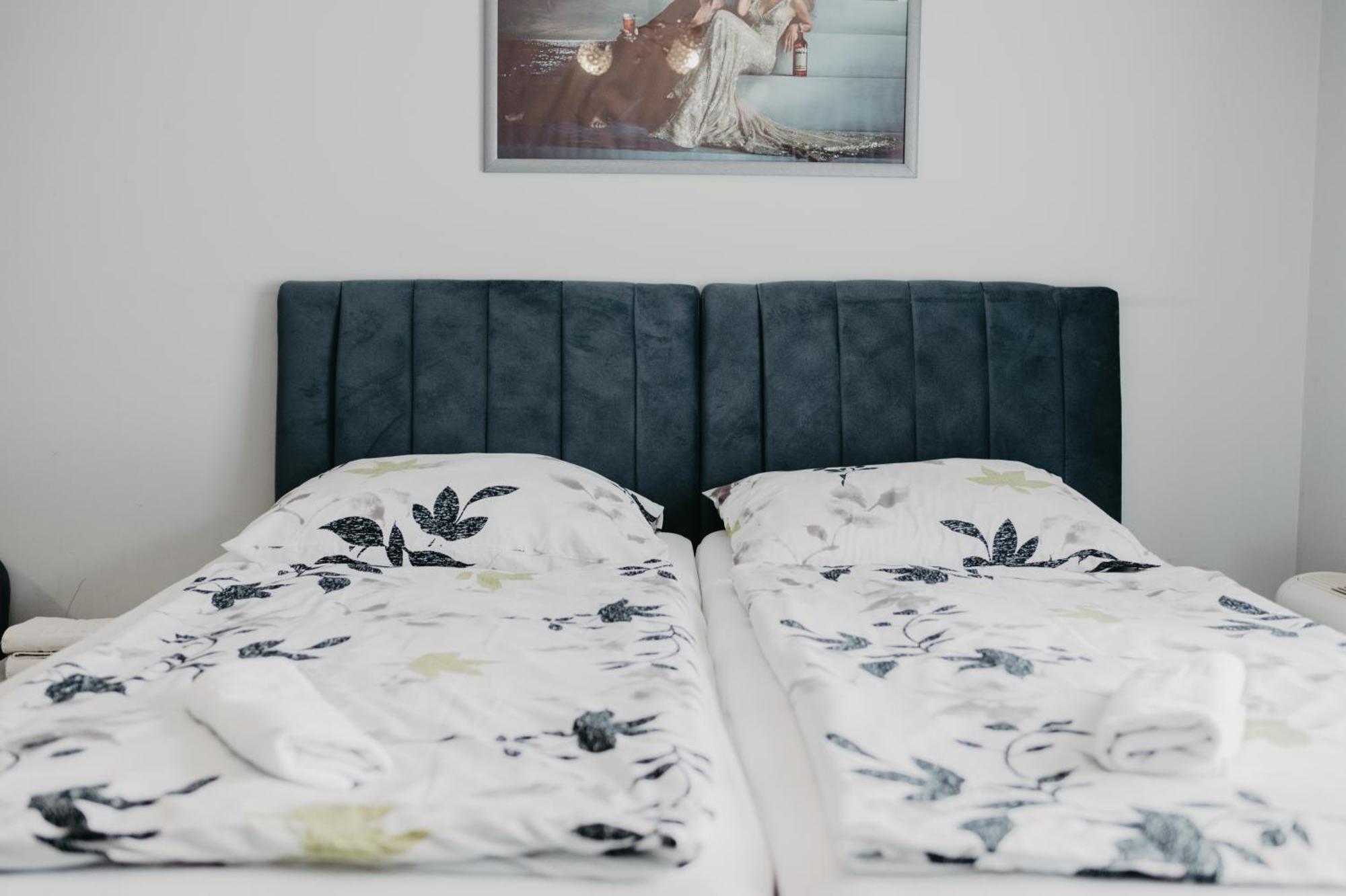 Prenociste Park Bed & Breakfast Modrica Bagian luar foto
