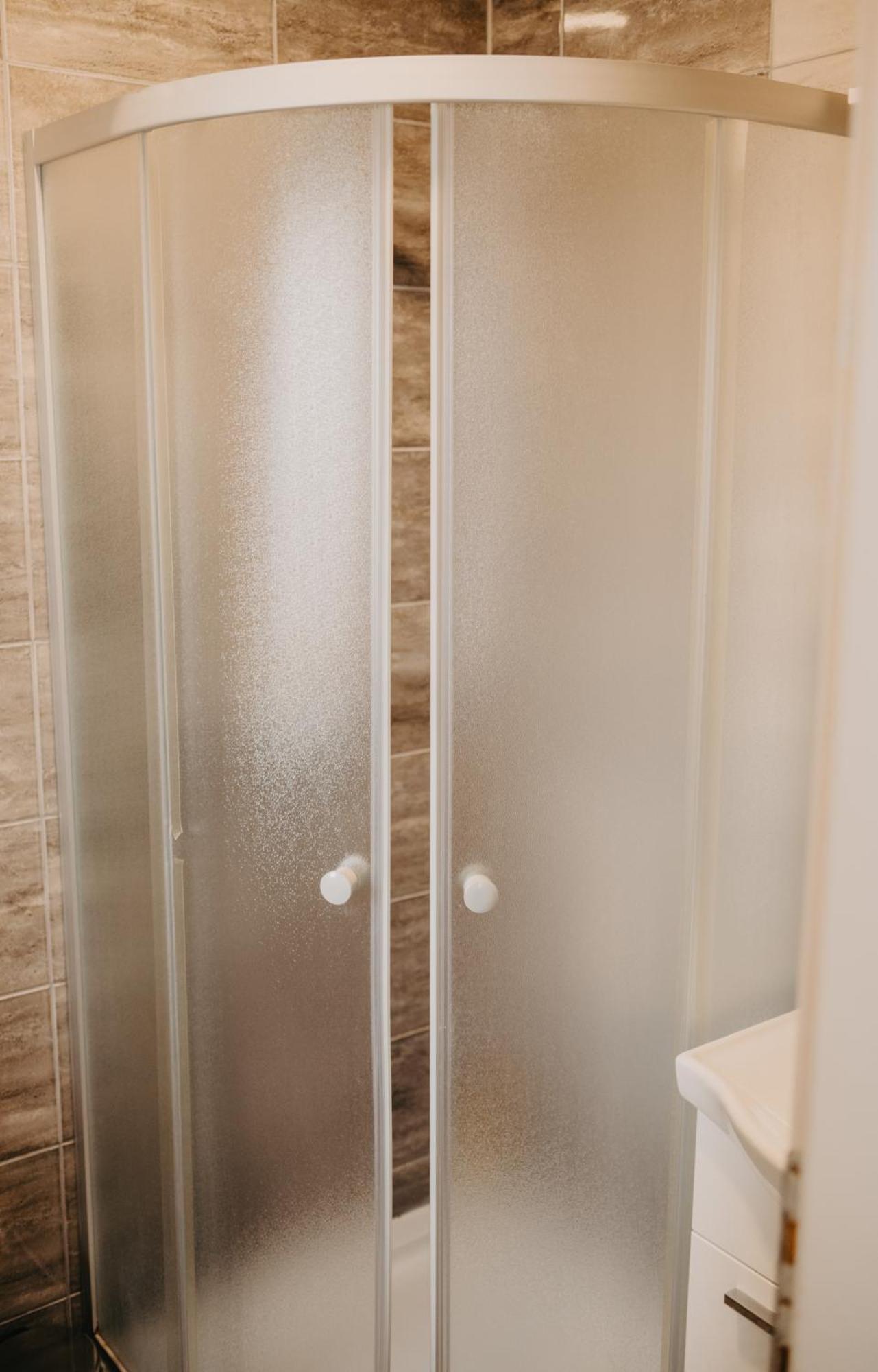 Prenociste Park Bed & Breakfast Modrica Bagian luar foto