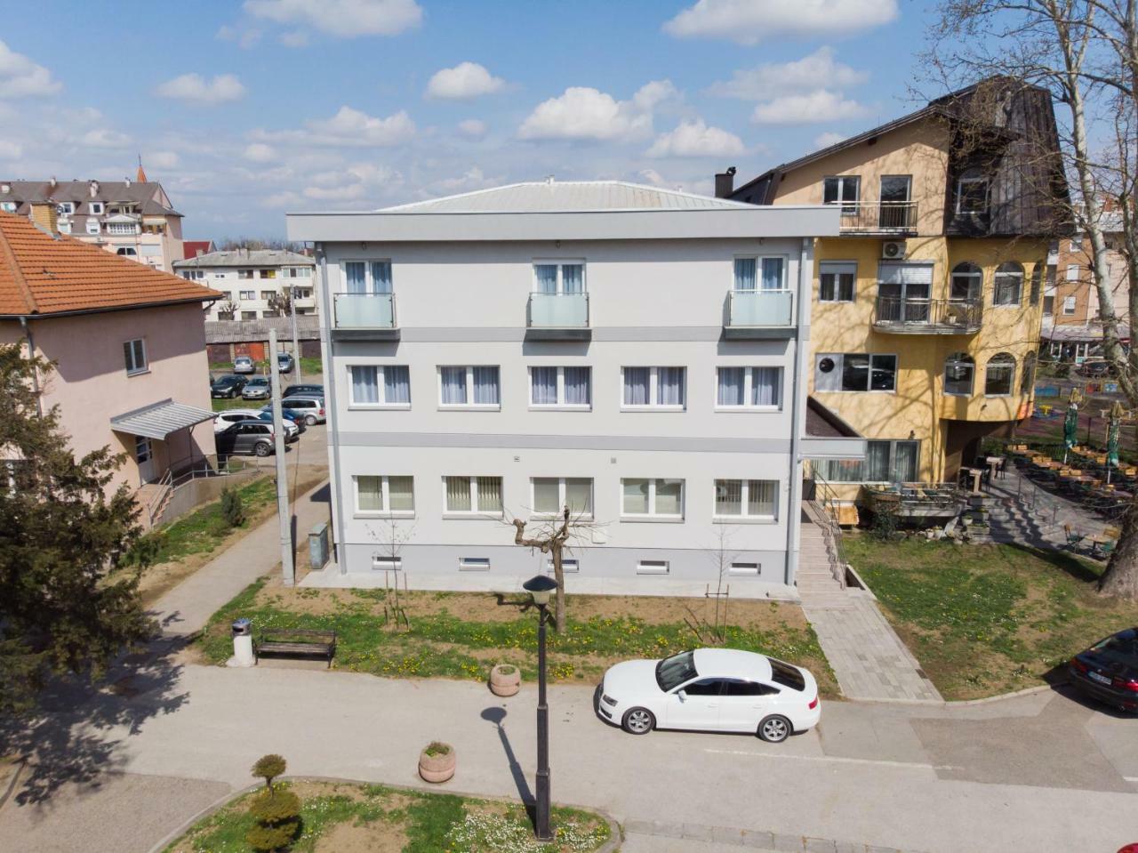 Prenociste Park Bed & Breakfast Modrica Bagian luar foto
